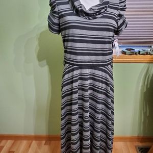 NWT Amanda Lane short sleeve cowl neck dress. Large